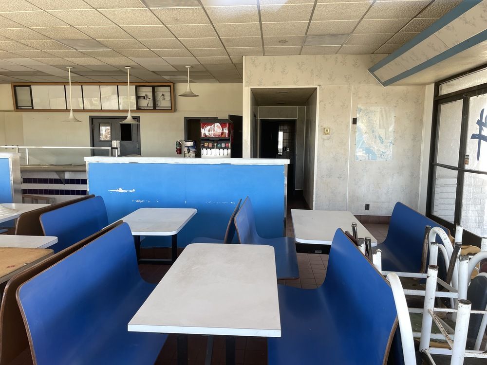 Freestanding Freeway Visible Restaurant + Equipment : 25014 W Dorris Ave, Coalinga, CA 93210